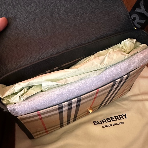 New!! Burberry Note Medium Leather Vintage Check Crossbody Bag - Picture 8 of 13